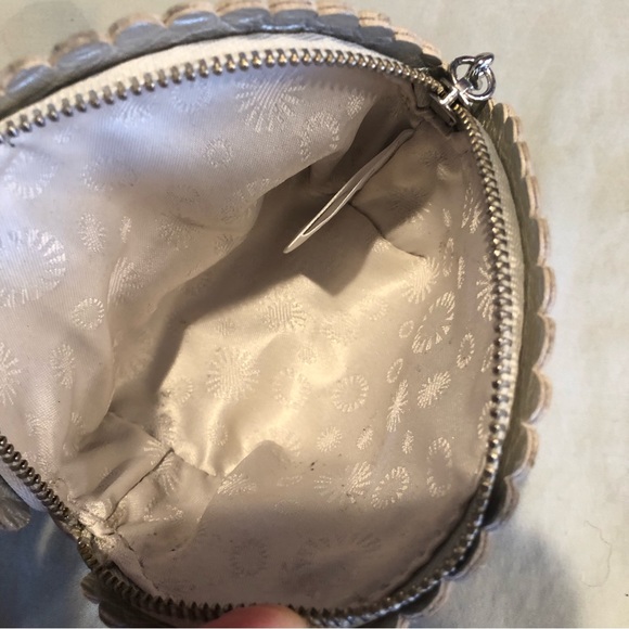 UGG silver Leather clam shell wallet/coin purse - Like New - Picture 4 of 4